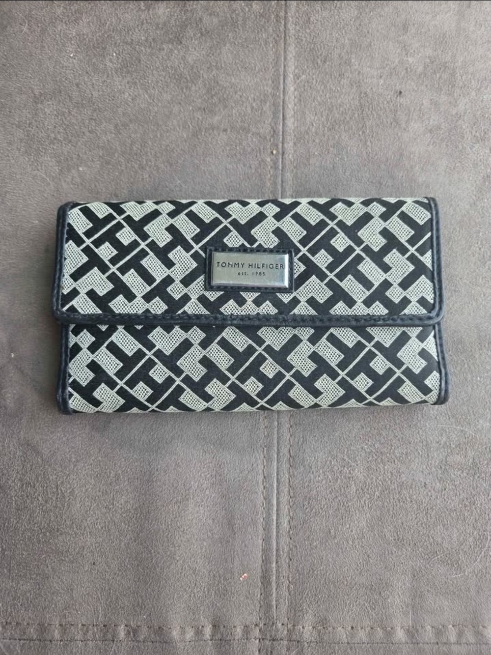 Tommy Hilfiger Black and White Geometric Continental Wallet